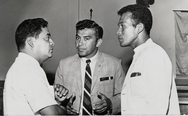 $!Guillermo Valencia conversa con Luciano Macías y Vicente Lecaro antes de un viaje internacional con los toreros en 1969.