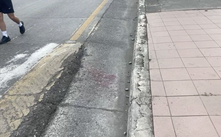 $!Tras la balacera, quedó un charco de sangre en la calle donde atacaron al joven.