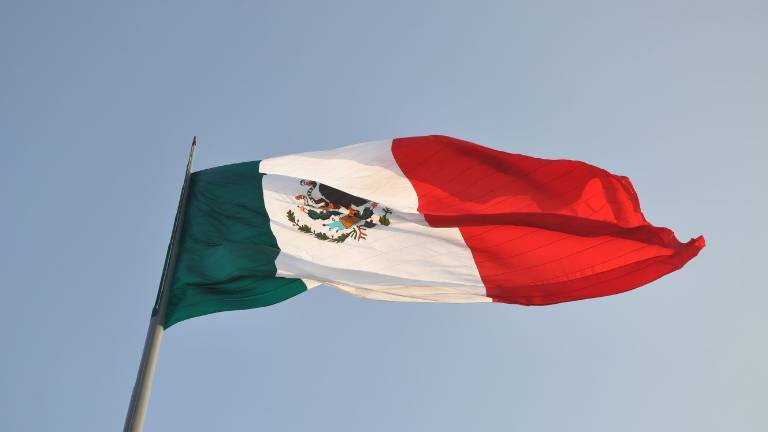 Hombre con coronavirus se tumba frente al Palacio Nacional de México