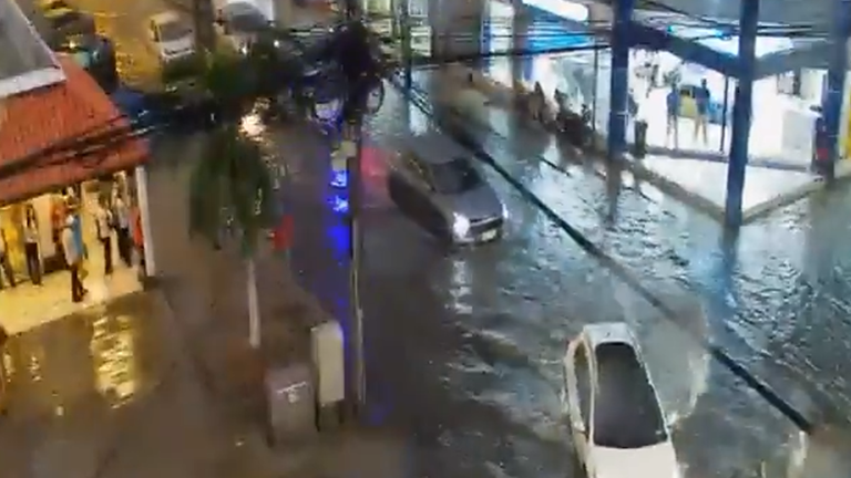 Guayaquil: Lluvias intensas provocan inundaciones en varios sectores