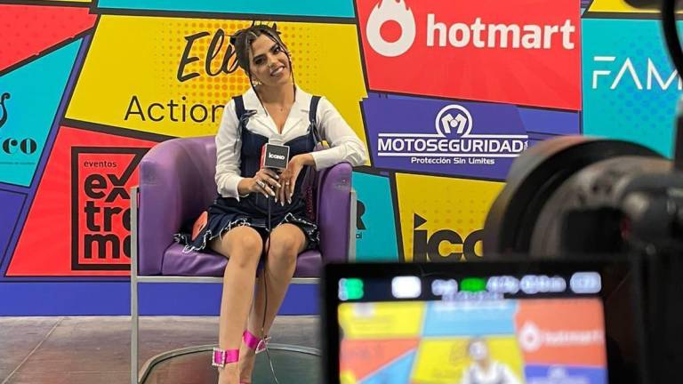 Emma Guerrero brilla en Colombia como presentadora y Alex Vizuete se lleva un reconocimiento en los “Premios Ícono”.