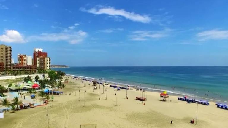 Tres playas de Manta autorizan el acceso a turistas desde el 1 de septiembre