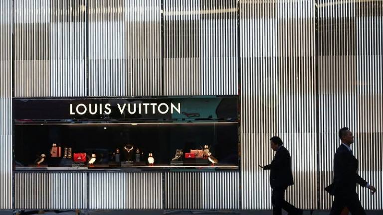 PETA denuncia muerte violenta de cocodrilos para bolsos Louis Vuitton