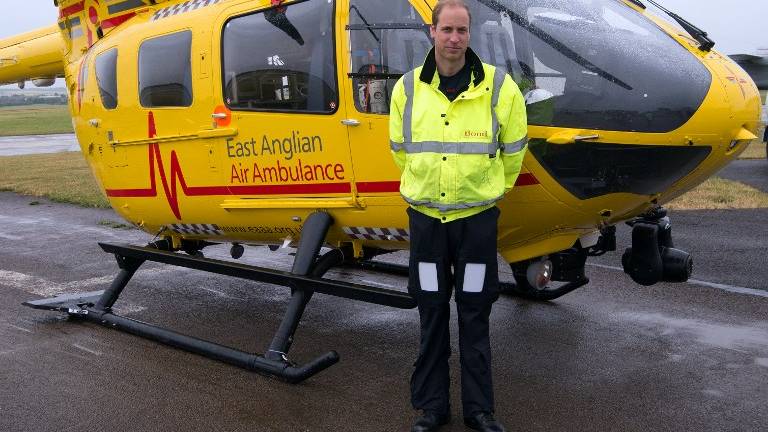 El príncipe Guillermo trabaja como piloto de helicóptero-ambulancia