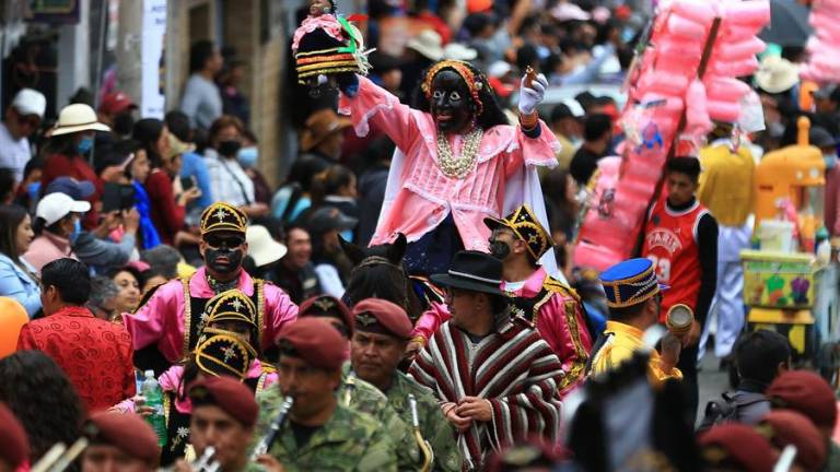 El personaje Máma Negra recorre las calles de Latacunga en el tradicional rito religioso por la Virgen de La Merded.