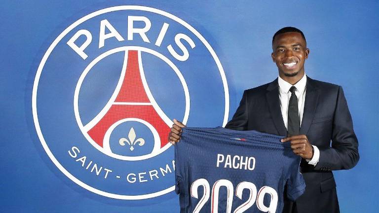 El jugador Willian Pacho posa con la camiseta de su nuevo equipo, el París Saint Germain de Francia.