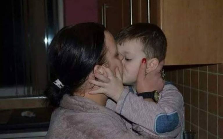 $!Becky junto a su hijo en sus primeros años de vida.