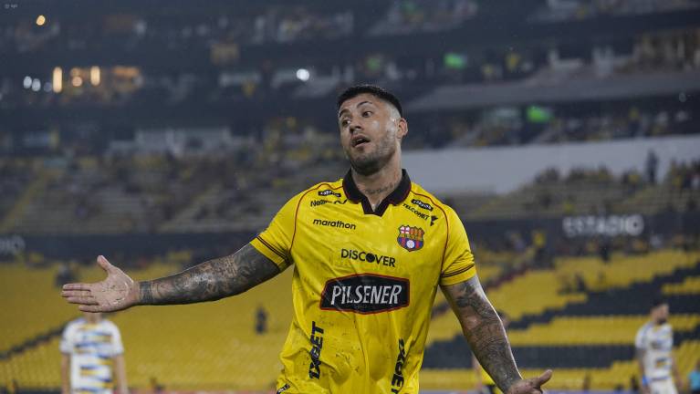 Milton Céliz disputando el partido de Copa Libertadores frente a Boca Juniors.