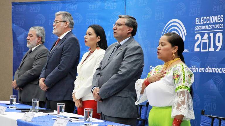 Fiscalización suspende tratamiento de juicio político contra vocales del CNE
