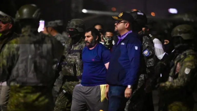 El ministro del Interior, John Reimberg, durante la captura de alias 'Fito'.