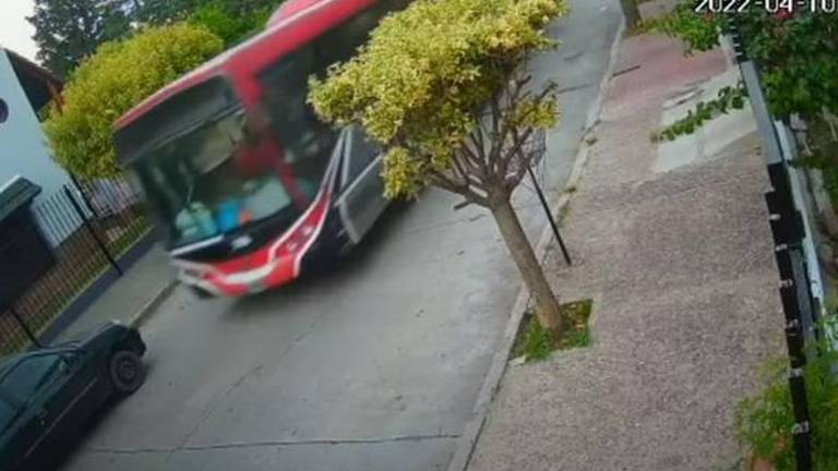 El momento fue captado gracias a las cámaras de seguridad que se encontraban instaladas en el sector, donde se puede ver cómo el menor de edad condujo la máquina sin ningún pasajero en su interior.