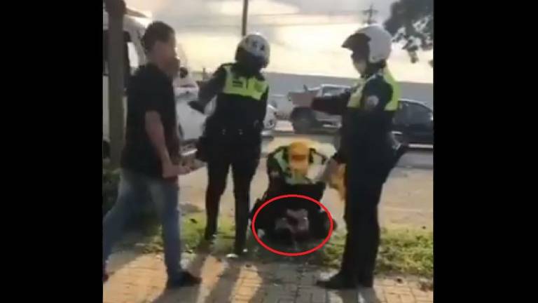 Video capta presunto abuso de un vigilante contra un ciudadano: &quot;me estás ahorcando&quot;