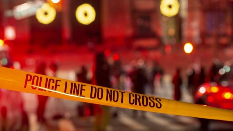 Policía interrumpe orgía ilegal con más de 50 personas frente a clínica de enfermos covid