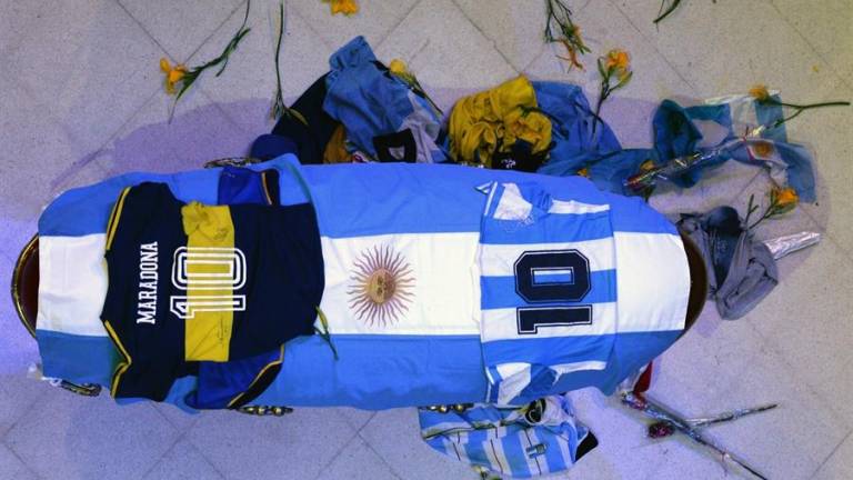 Empleado de funeraria pide perdón por sacarse una foto con Maradona muerto