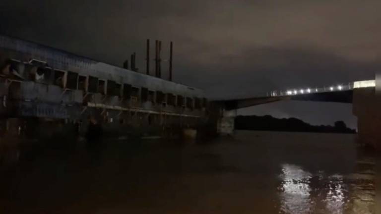 VIDEOS: embarcaciones se chocan contra el puente que une Durán con Santay