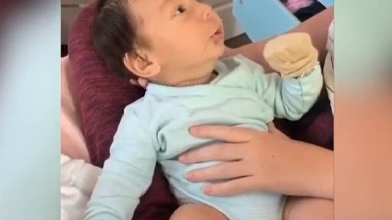 Bebé de dos meses &quot;habla&quot; con su mamá y se hace viral