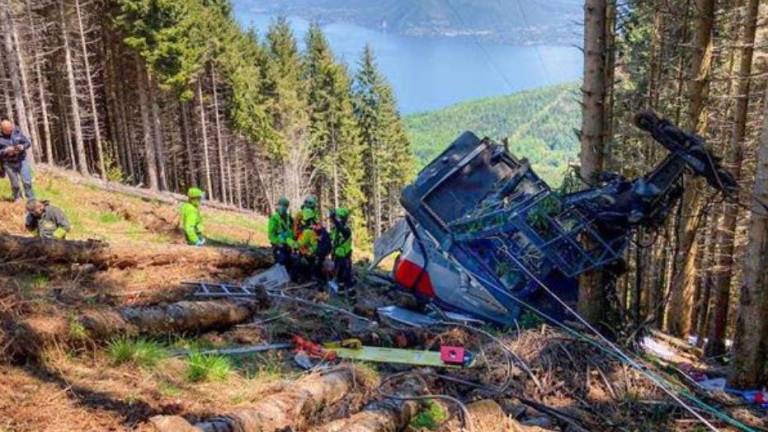 Tragedia con 13 muertos al caer una cabina de teleférico conmociona a Italia