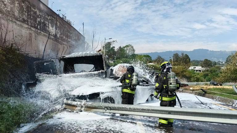 Quito: siete vehículos y una moto estuvieron implicados en trágico accidente en la Ruta Viva