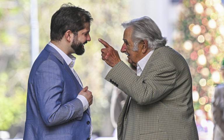 $!El presidente de Chile, Gabriel Boric (izq.), conversa con el expresidente de Uruguay, José Mujica, en la entrada del palacio presidencial de La Moneda.