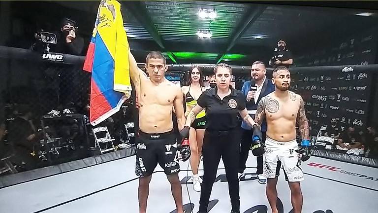 Tres ecuatorianos triunfan sus combates de la UWC 30