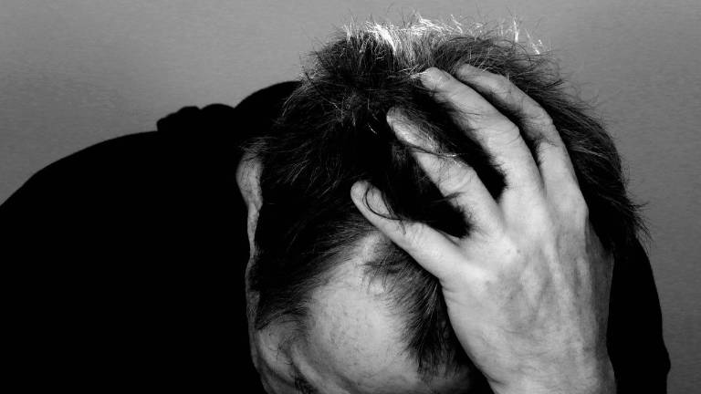 Encuentran palillos incrustados en el cerebro de un hombre: tenía fuertes dolores de cabeza