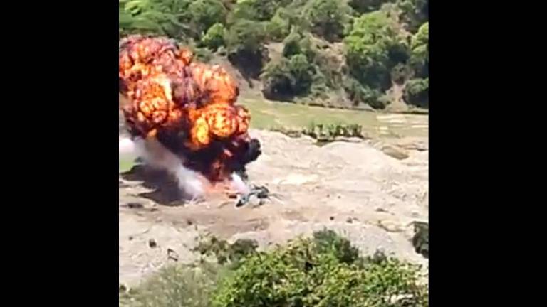 Helicópteros peruanos bombardean maquinaria de Ecuador, utilizada en minería ilegal