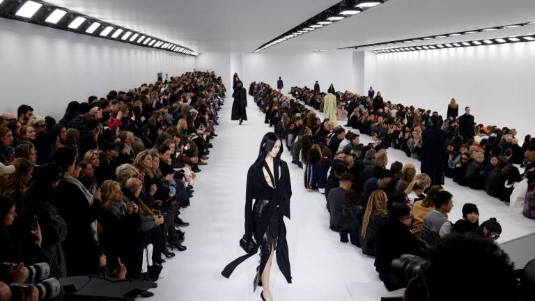 La sobriedad se impone en París de la mano de Chloé y Givenchy