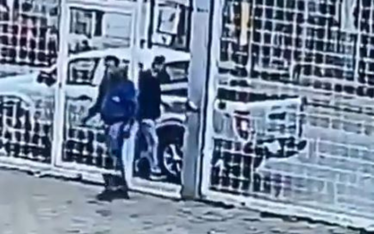 $!El ataque ocurrió segundos después de que la víctima llegó a las afueras de su negocio junto a otro hombre. Aparentemente fue seguido previamente por quienes perpetraron el asesinato.