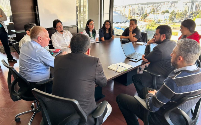 $!Miembros del Colectivo LOA se reunieron este lunes con la Defensoría del Pueblo para analizar acciones que emprenderían tras considerar que el informe aprobado por la comisión legislativa no estaba alineado a lo ordenado por la Corte Constitucional.