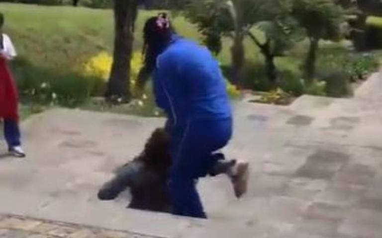 $!Al comienzo del video, la agresora le da un rodillazo en la cabeza a la víctima, quien se encontraba sentada.