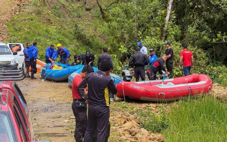 $!Fotografía que muestra labores de rescate en el río Quijos.