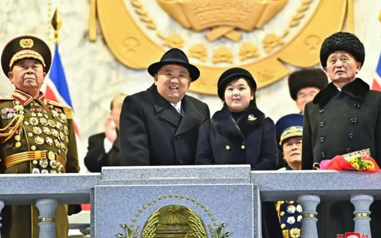 $!Fotografía de Kim Jong-un y su hija Kim Ju Ae durante un evento oficial.
