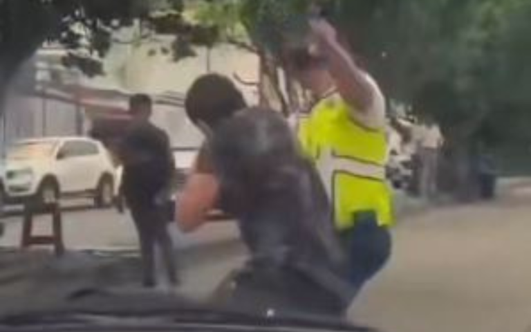 $!Otra captura de video que muestra el enfrentamiento entre ambos individuos.
