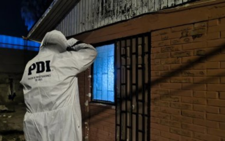 $!Fotografía de un agente de la PDI en la casa donde ocurrió el ataque.