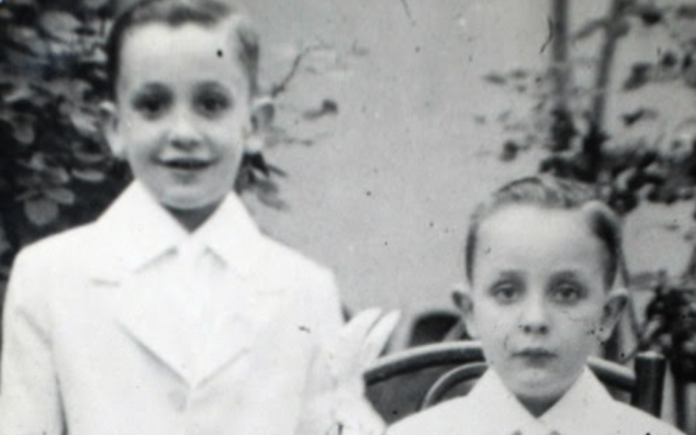 $!La fotografía muestra a Francisco cuando era niño, a la izquierda.