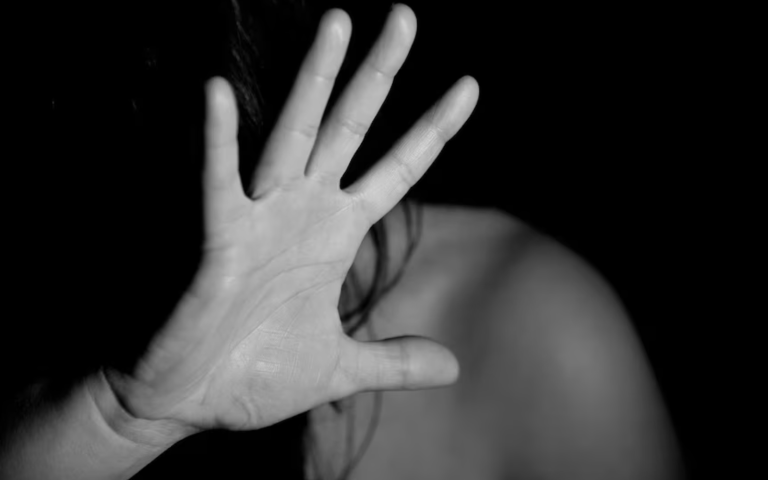 $!Imagen referencial de una mujer que es víctima de abuso.