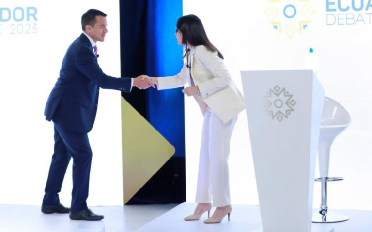 $!Noboa y González dándose la mano tras el debate que tuvieron en el 2023.