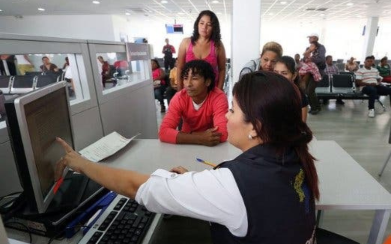 $!Fotografía de archivo de un ciudadano en el Registro Civil.