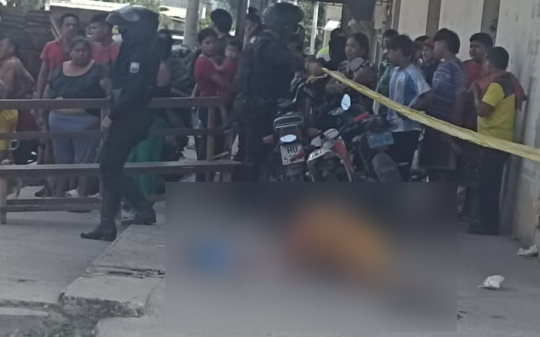 $!Fotografía con blur que muestra a la mujer sollozando al lado del cuerpo de la pequeña.