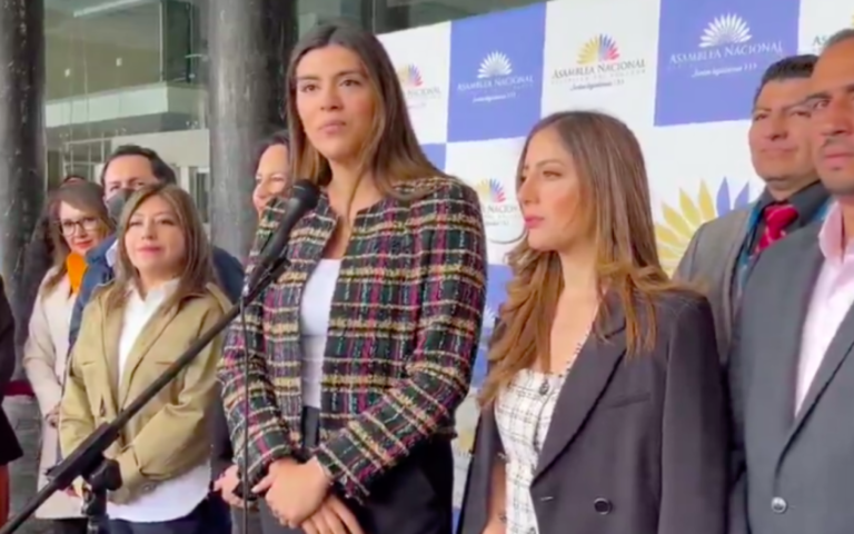 $!Fotografía de la legisladora Valentina Centeno (C) explicando la propuesta que impulsa el presidente Daniel Noboa.