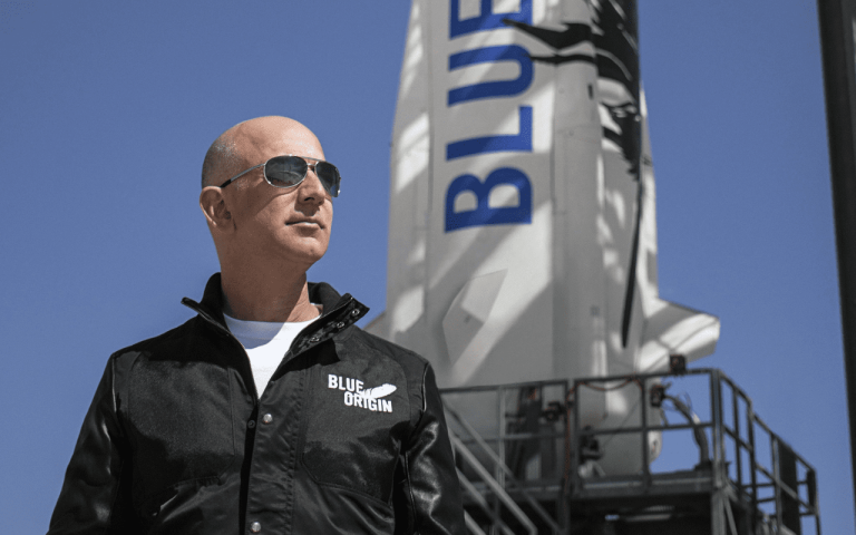 $!Jeff Bezos, junto a la nave de su compañía Blue Origin, con la que viajó al espacio el 2021. Acto que fue criticado puesto que los fondos pudieron haber sido utilizado para paliar la crisis del Covid-19. Foto: EFE
