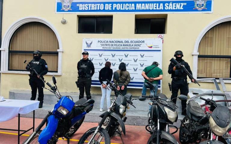 $!Fotografía que muestra a dos detenidos por el megaoperativo y cuatro motos recuperadas.