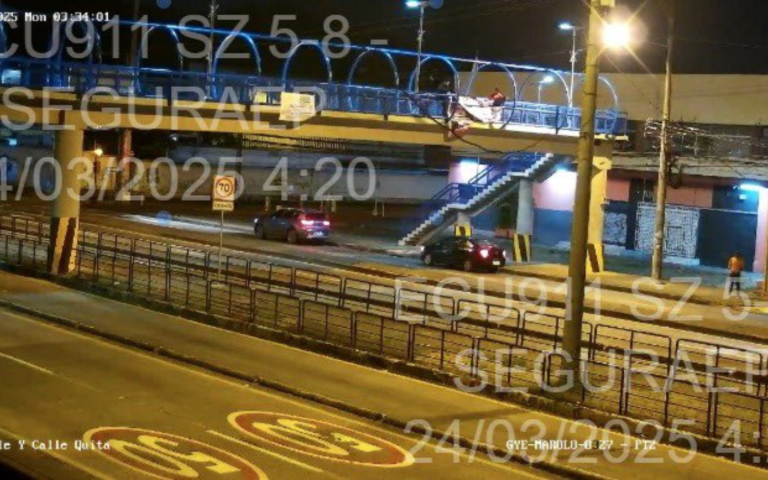 $!Detenidos colocando una de las pancartas en un puente peatonal.