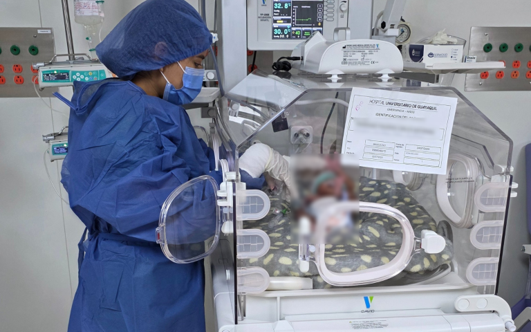 $!Fotografía de una enfermedad del Hospital Universitario atendiendo a un recién nacido.