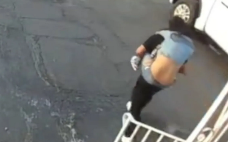 $!Imagen de grabación de cámara de seguridad que muestra a Chacaguasay-Ilbis cargando el cuerpo inmóvil de Toaquisa.