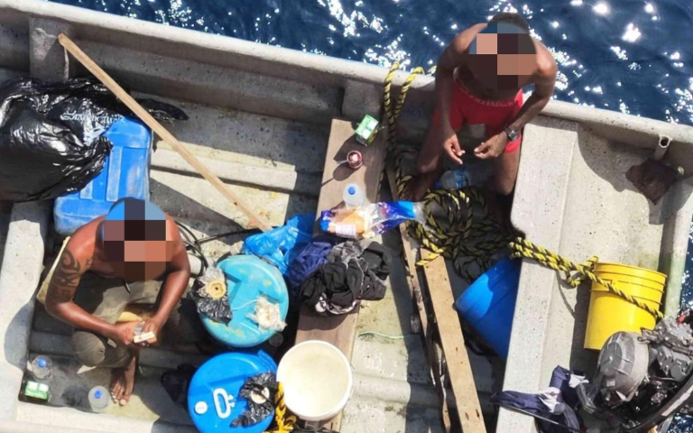 $!Fotografía que muestra a los náufragos y su barcaza.