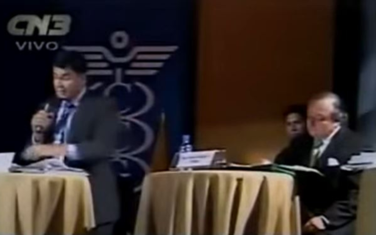 $!Captura de la transmisión del debate presidencial del 2006, en el que Rafael Correa (I) y Álvaro Noboa (D) protagonizaron memorables intercambios.