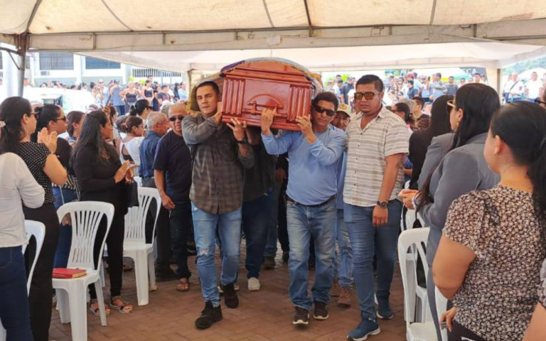 $!Cientos de ciudadanos se congregaron para velar el cuerpo de la joven alcaldesa.