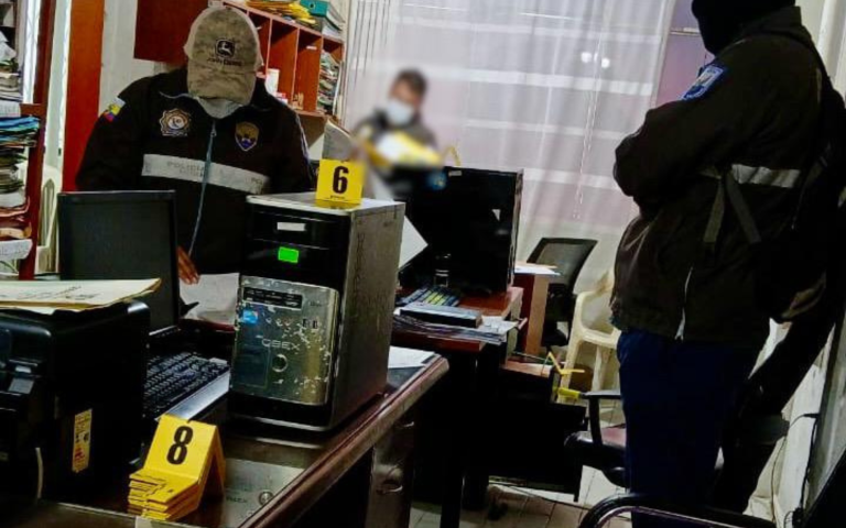 $!Fotografía de elementos policiales levantando indicios en una oficina.