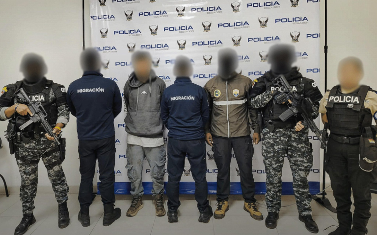 $!Fotografía que muestra al detenido bajo custodia de agentes policiales de Ecuador.